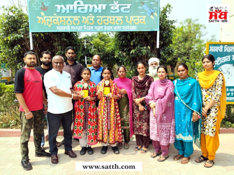 ਮੈਰਿਟ ਵਿੱਚ ਆਈਆਂ ਵਿਦਿਆਰਥਣਾਂ ਦਾ ਪਰਵਿੰਦਰ ਭੰਗਲ ਵੱਲੋਂ ਸੋਨੇ ਦੇ ਸਿੱਕਿਆਂ ਨਾਲ ਸਨਮਾਨ