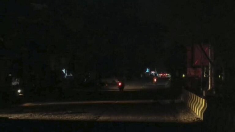 ਬ੍ਲੈਕ ਆਊਟ ਦੌਰਾਨ ਜੇ ਦਿਸੇ ਕੋਈ ਵੀ ਲਾਈਟ ਜਗਦੀ ਤਾਂ ਤੁਰੰਤ ਪ੍ਰਸ਼ਾਸਨ ਨੂੰ ਇਸ ਨੰਬਰ ਤੇ ਫੋਨ ਕਰਕੇ ਦਿਓ ਜਾਣਕਾਰੀ