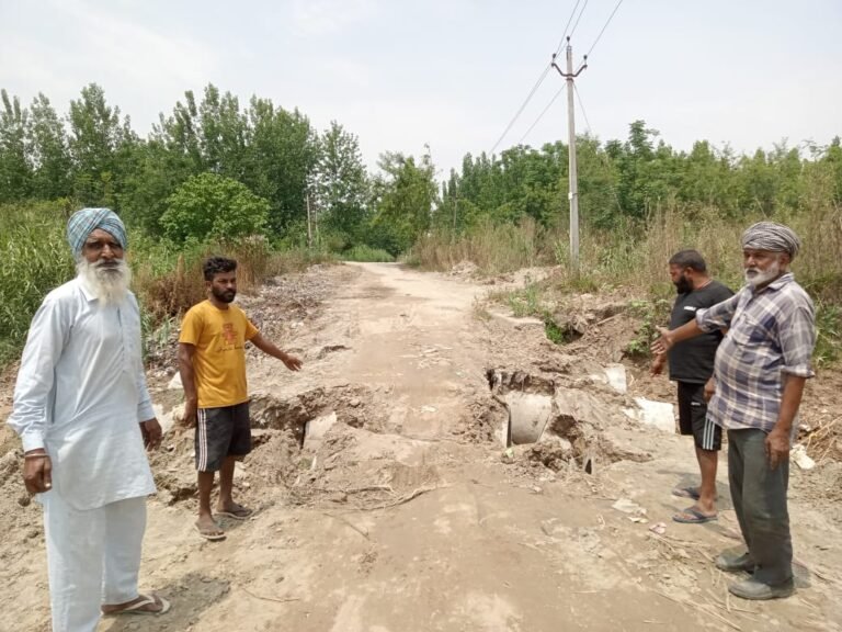 ਕਾਠਗੜ੍ਹ-ਜਗਤੇਵਾਲ ਲਿੰਕ ਰੋਡ ਵਿੱਚ ਪੈਂਦੀ ਖੱਡ ‘ਚ ਬਣਾਇਆ ਪਾਈਪਾਂ ਦਾ ਆਰਜੀ ਰਸਤਾ ਟੁੱਟਿਆ 