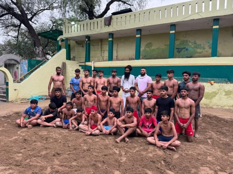 ਡੇਰਾ ਟਿੱਬੀ ਸਾਹਿਬ ਵਿਖੇ ਪਹਿਲਵਾਨੀ ਸਿੱਖ ਰਹੇ ਨੌਜਵਾਨਾਂ ਨੂੰ ਦੁੱਲਾ ਬੱਗੇਪੁਰਿਆ ਨੇ ਦਿੱਤੀ ਡਾਇਟ