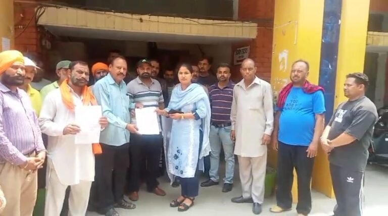 ਬਲਾਚੌਰ ਵਿਖੇ ਜੁਗਾੜੂ ਰੇਹੜੀਆਂ ‘ਤੇ ਪੂਰਨ ਤੌਰ ਨਾਲ ਪਾਬੰਦੀ ਲਗਾਉਣ ਸੰਬੰਧੀ ਦਿੱਤਾ ਮੰਗ ਪੱਤਰ