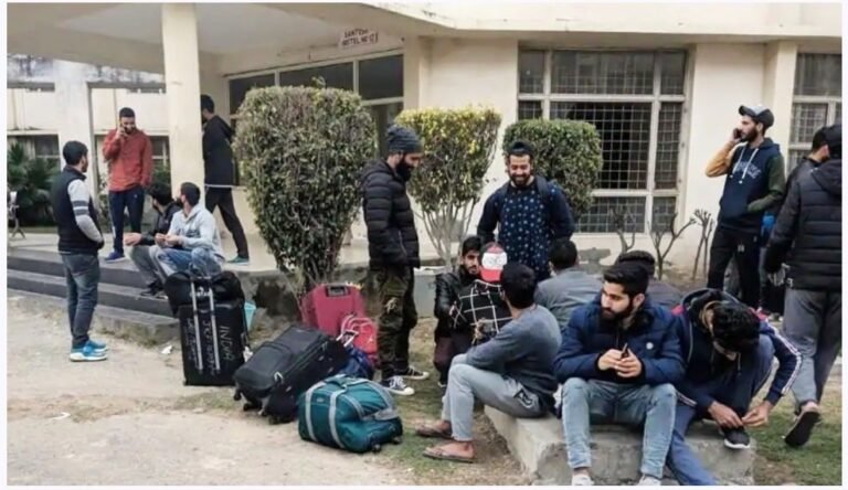 ਭਾਰਤ ਪਾਕਿਸਤਾਨ ਜੰਗ ਦੀ ਨੂੰ ਲੈ ਕੇਹੋਸਟਲਾਂ ਵਿੱਚ ਰਹਿੰਦੇ ਵਿਦਿਆਰਥੀ ਆਪਣੇ ਘਰਾਂ ਨੂੰ  ਜਾਣ ਲੱਗੇ ਵਾਪਸ 