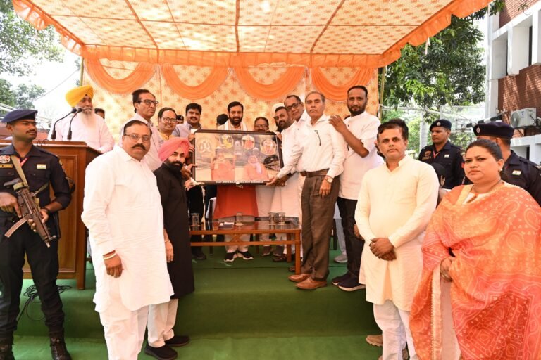 ਸੰਤ ਕਬੀਰ ਕੁਟੀਆ ਨਿਵਾਸ ਸਥਾਨ ਹਰਿਆਣਾ ਦੇ  ਮੁੱਖ ਮੰਤਰੀ  ਨੈਬ ਸਿੰਘ ਸੈਣੀ ਨਾਲ ਕੀਤੀ ਮੁਲਾਕਾਤ – ਵਿਜੇ ਭਾਟੀਆ ਸੰਡਰੇਵਾਲ