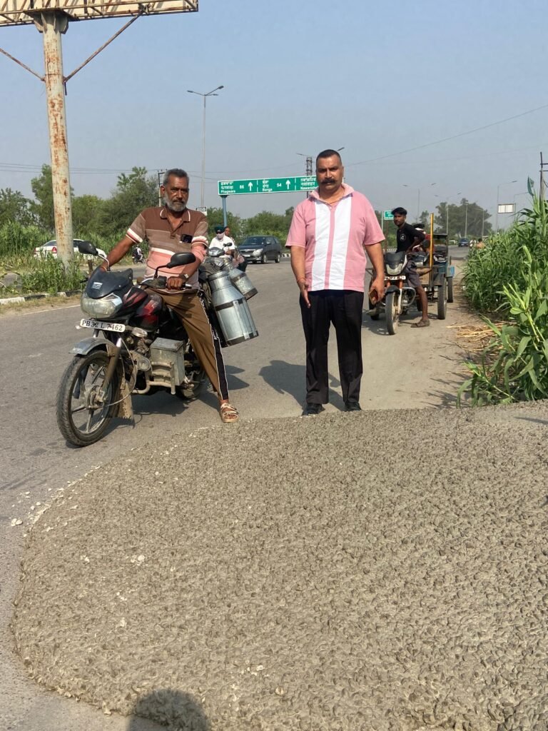 ਹਾਦਸਿਆਂ ਨੂੰ  ਸੱਦਾ ਦੇ ਰਿਹਾ ਹੈ ਨੈਸ਼ਨਲ ਹਾਈਵੇ ਉੱਤੇ ਸੁੱਟੀਆਂ ਰੈਂਡੀਮੇਟ ਸੀਮੈਂਟ ਬਜਰੀ ਦਾ ਫਾਲਤੂ ਮਿਕਚਰ 