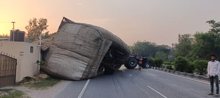 ਪਿੰਡ ਪਨਿਆਲੀ ਅੱਡੇ ਭੂੰਗ ਨਾਲ ਭਰੀ ਓਵਰਲੋਡ ਟਰਾਲੀ ਟਰੈਕਟਰ ਸੜਕ ਦੇ ਵਿਚਕਾਰ ਪਲਟੀ।