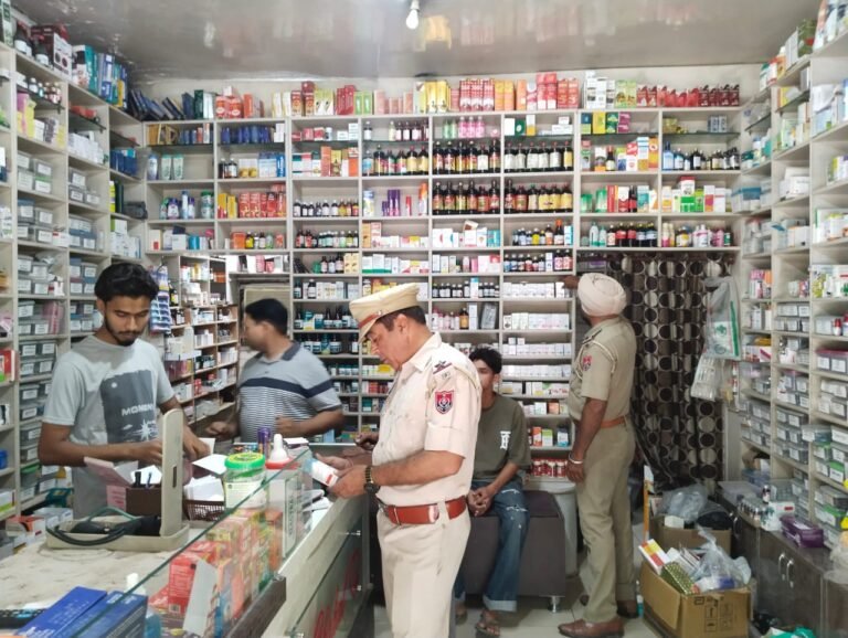 ਪੁਲਿਸ ਨੇ ਕਾਠਗੜ੍ਹ ਇਲਾਕੇ ਵਿੱਚ ਪੈਂਦੇ ਸਾਰੇ ਮੈਡੀਕਲ ਸਟੋਰਾਂ ਦੀ ਚੈਕਿੰਗ ਕੀਤੀ
