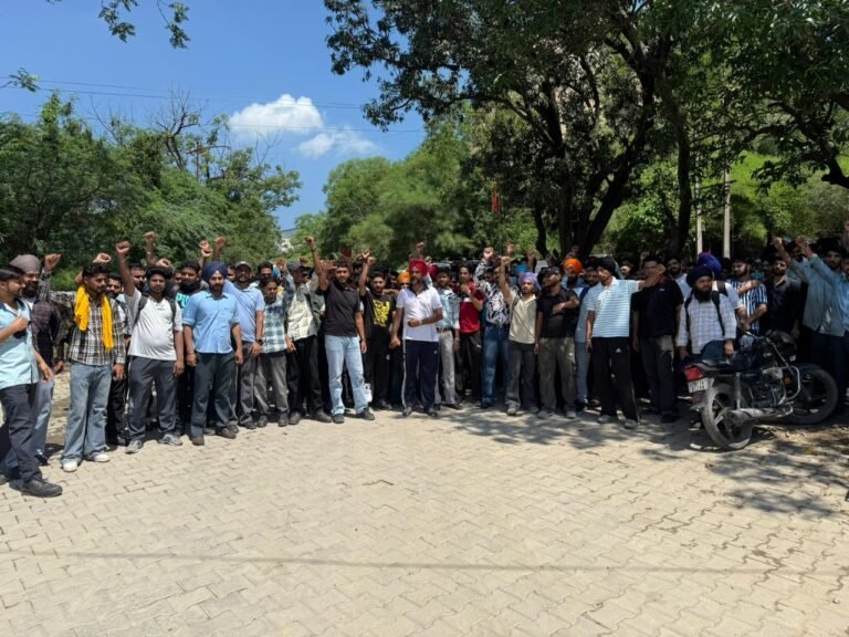 ਸਵਰਾਜ਼ ਮਾਜ਼ਦਾ ਫੈਕਟਰੀ ਦੇ ਕੱਚੇ ਵਰਕਰਾਂ ਨੇ ਆਪਣੀਆਂ ਮੰਗਾ ਨੂੰ  ਲੈ ਕੇ   ਦਿੱਤਾ ਰੋਸ ਧਰਨਾ  