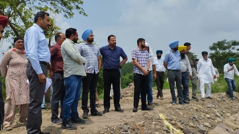 ਡਿਪਟੀ ਕਮਿਸ਼ਨਰ ਵੱਲੋਂ ਸਤਲੁਜ ਦਰਿਆ ਦੇ ਬੰਨ ਦਾ ਦੌਰਾ