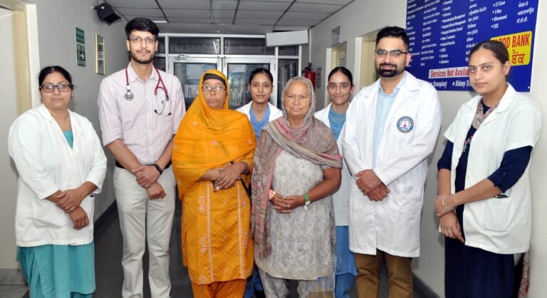 ਗੁਰੂ ਨਾਨਕ ਮਿਸ਼ਨ ਹਸਪਤਾਲ ਢਾਹਾਂ ਕਲੇਰਾਂ ਵਿਖੇ ਯੂਰੋਲੌਜੀ ਵਿਭਾਗ ਵਿਚ ਡਾ. ਅਮਿਤ ਸੰਧੂ ਵੱਲੋਂ 70 ਸਾਲ ਦੀ ਹਾਈਰਿਕਸ ਬਜ਼ੁਰਗ ਔਰਤ ਦਾ ਸਫਲ ਅਪਰੇਸ਼ਨ