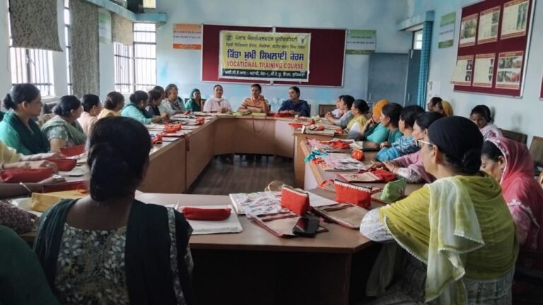 ਕੇ.ਵੀ.ਕੇ, ਲੰਗੜੋਆ ਵਿਖੇ “ਫਾਲਤੂ ਸਮਾਨ ਤੋਂ ਮੁੱਲਵਾਨ ਚੀਜਾਂ ਬਣਾਉਣ ਸੰਬੰਧੀ ਕਿੱਤਾਮੁਖੀ ਸਿਖਲਾਈ ਕੋਰਸ ਸਮਾਪਤ