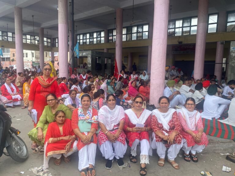 ਆਂਗਨਵਾੜੀ ਮੁਲਾਜ਼ਮ ਯੂਨੀਅਨ ਸੀਟੂ ਵੱਲੋਂ ਦੇਸ਼ ਵਿਆਪੀ ਹੜਤਾਲ ਨੂੰ ਸਫਲ ਬਣਾਉਂਦੇ ਹੋਏ ਜਿਲਾ ਪੱਧਰੀ ਕੀਤੇ ਰੋਸ ਪ੍ਰਦਰਸ਼ਨ 