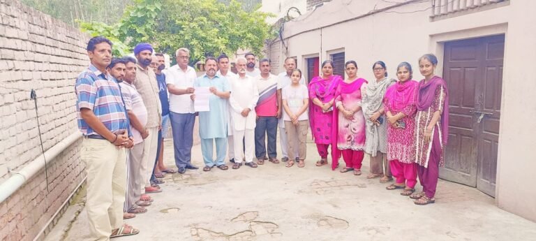ਸਤਨਾਮ ਚੇਚੀ ਜਲਾਲਪੁਰ ਨੇ ਪਿੰਡ ਸੜੋਆ ਜੀ ਪੰਚਾਇਤ ਨੂੰ ਦਿੱਤੀ ਦੋ ਲੱਖ ਰੁਪਏ ਦੀ ਗ੍ਰਾਂਟ।
