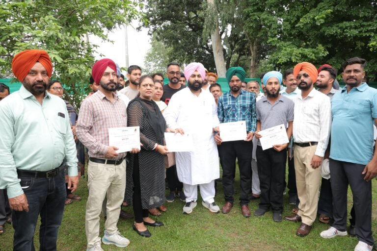 ਕੈਬਨਿਟ ਮੰਤਰੀ ਹਰਜੋਤ ਬੈਂਸ ਨੇ ਅਨੁਸੂਚਿਤ ਜਾਤੀ ਪਰਿਵਾਰਾਂ ਨੂੰ ਸਰਕਾਰ ਵੱਲੋਂ ਕੀਤੀ ਕਰਜਾ ਮਾਫੀ ਦੇ ਸਰਟੀਫਿਕੇਟ ਵੰਡੇ