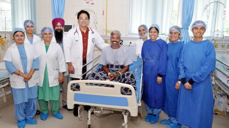 ਜ਼ਹਿਰੀਲੇ ਸੱਪਾਂ ਦੇ ਡੱਸਣ ਨਾਲ ਮੌਤ ਨਾਲ ਜੂਝ ਰਹੇ ਮਰੀਜ਼ਾਂ ਦਾ ਇਲਾਜ ਕੇਂਦਰ ਬਣਿਆ ਢਾਹਾਂ ਕਲੇਰਾਂ ਹਸਪਤਾਲ