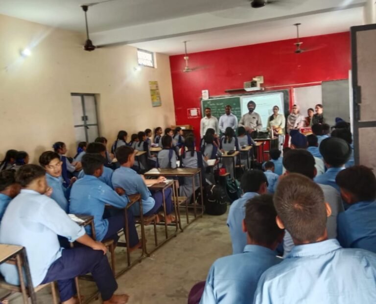 ਪਿੰਡ ਰੱਕੜਾਂ ਢਾਹਾਂ ਵਿਖੇ ਨੈਸ਼ਨਲ ਵੈਕਟਰ ਡਜੀਜ਼ ਕੰਟਰੋਲ ਪ੍ਰੋਗਰਾਮ ਤਹਿਤ ਡੇਂਗੂ ਬੁਖਾਰ ਦੇ ਬਚਾਆ ਲਈ ਜਾਗਰੂਕ ਕੀਤਾ