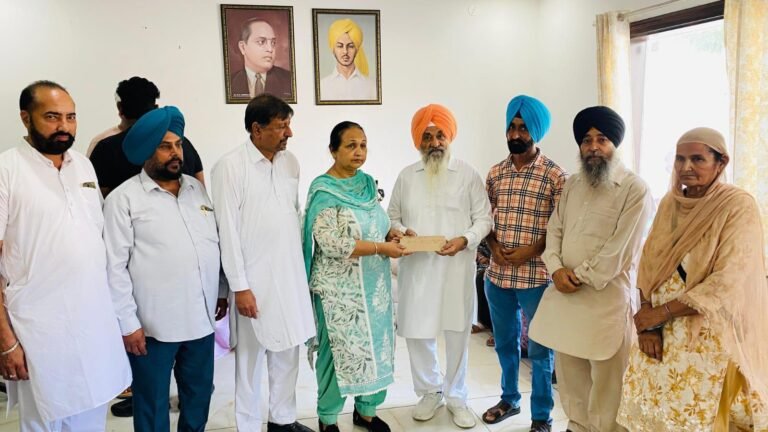 ਹਲਕਾ ਵਿਧਾਇਕਾ ਸੰਤੋਸ਼ ਕਟਾਰੀਆ ਨੇ ਬਲਾਕ ਬਲਾਚੌਰ ਦੇ ਵੱਖ-ਵੱਖ ਪਿੰਡਾਂ ਨੂੰ 1ਕਰੋੜ 2ਲੱਖ ਦੇ ਚੈੱਕ ਭੇਟ ਕੀਤੇ 