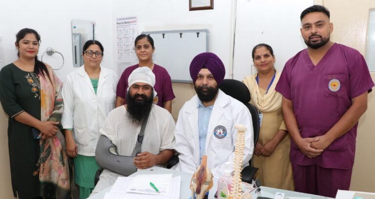 ਗੁਰੂ ਨਾਨਕ ਮਿਸ਼ਨ ਹਸਪਤਾਲ ਢਾਹਾਂ ਕਲੇਰਾਂ ਦੇ ਡਾ. ਪਰਮਿੰਦਰ ਸਿੰਘ ਵਾਰੀਆ ਨੇ ਟੁੱਟੀ ਕੂਹਣੀ ਦੇ ਜੋੜ ਦਾ ਸਫਲ ਅਪਰੇਸ਼ਨ ਕੀਤਾ