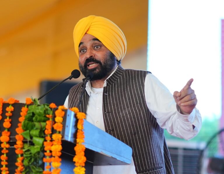 ਮੁੱਖ ਮੰਤਰੀ ਵੱਲੋਂ ਪੰਜਾਬ ਵਾਸੀਆਂ ਨੂੰ ਨਸ਼ਿਆਂ ਅਤੇ ਭ੍ਰਿਸ਼ਟਾਚਾਰ ਵਿਰੁੱਧ ਜੰਗ ਵਿੱਚ ਸਾਥ ਦੇ ਕੇ ਸ਼ਹੀਦ ਭਗਤ ਸਿੰਘ ਦੇ ਸੁਪਨਿਆਂ ਨੂੰ ਸਾਕਾਰ ਕਰਨ ਦਾ ਸੱਦਾ