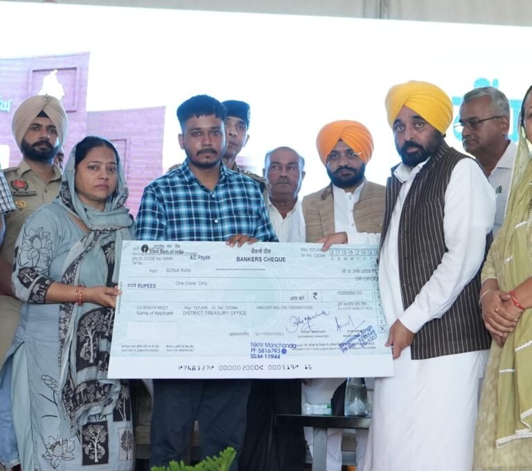 ਮੁੱਖ ਮੰਤਰੀ ਨੇ ਸ਼ਹੀਦ ਏ.ਐਸ.ਆਈ. ਧਨਵੰਤ ਸਿੰਘ ਦੇ ਪਰਿਵਾਰਕ ਮੈਂਬਰਾਂ ਨੂੰ ਇਕ ਕਰੋੜ ਰੁਪਏ ਦਾ ਚੈੱਕ ਸੌਂਪਿਆ