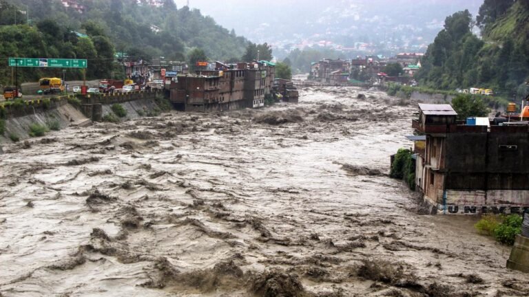 ਹਿਮਾਚਲ ਵਿੱਚ ਰੈੱਡ ਅਲਰਟ: ਭਾਰੀ ਬਾਰਿਸ਼ ਜਾਰੀ; 3 ਰਾਸ਼ਟਰੀ ਰਾਜਮਾਰਗਾਂ ਸਮੇਤ 821 ਸੜਕਾਂ ਬੰਦ