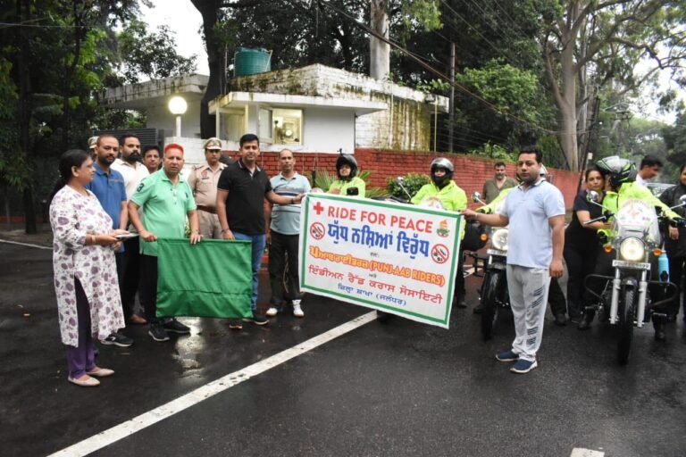 ਡਿਪਟੀ ਕਮਿਸ਼ਨਰ ਡਾ. ਹਿਮਾਂਸ਼ੂ ਅਗਰਵਾਲ ਨੇ ਯੁੱਧ ਨਸ਼ਿਆਂ ਵਿਰੁੱਧ’ ਮੁਹਿੰਮ ਤਹਿਤ ‘ਪੰਜ-ਆਬ ਰਾਈਡਰਜ਼’ ਵੱਲੋਂ ‘ਰਾਈਡ ਫਾਰ ਪੀਸ’ ਨੂੰ ਹਰੀ ਝੰਡੀ ਦੇ ਕੇ ਰਵਾਨਾ ਕੀਤਾ
