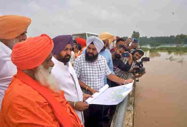 ਪੰਜਾਬ ਸਰਕਾਰ ਹੜ੍ਹ ਪ੍ਰਭਾਵਿਤ ਇਲਾਕਿਆਂ ਵਿੱਚ ਚਲਾ ਰਹੀ ਰਾਹਤ ਅਤੇ ਬਚਾਅ ਕਾਰਜ