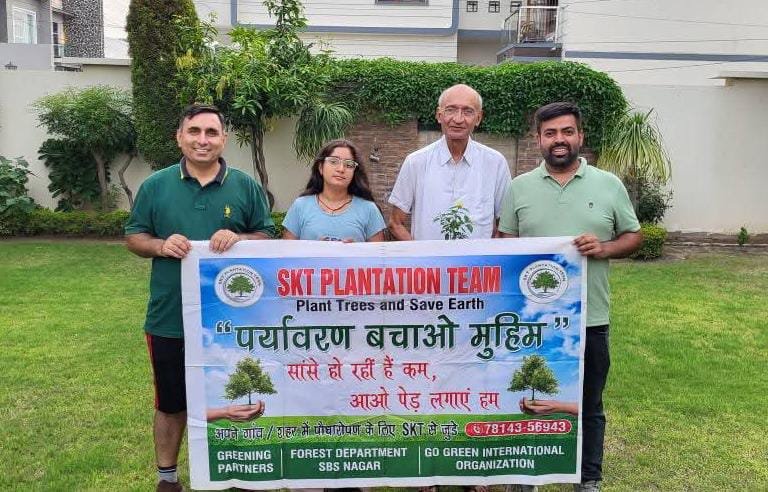 ਆਰਿਆ ਸਮਾਜ ਨਵਾਂਸ਼ਹਿਰ ਦੇ ਕਾਰਜਕਾਰੀ ਪ੍ਰਧਾਨ ਵਿਨੋਦ ਭਾਰਦਵਾਜ ਨੇ ਜਨਮਦਿਨ ਮੌਕੇ ਲਗਾਏ ਫੁੱਲਦਾਰ ਬੂਟੇ