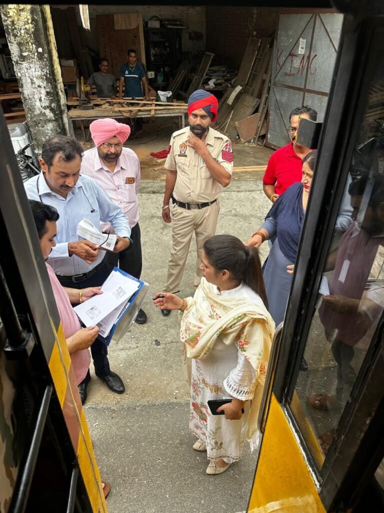 ਬਚਿਆਂ ਦੀ ਸੁਰੱਖਿਆ ਲਈ ਸਕੂਲੀ ਵਾਹਨਾਂ ਤੇ ਕੀਤੀ ਸਖ਼ਤਾਈ, ਦੋ ਸਕੂਲੀ ਬਸਾਂ ਦੇ ਕਟੇ ਚਲਾਨ