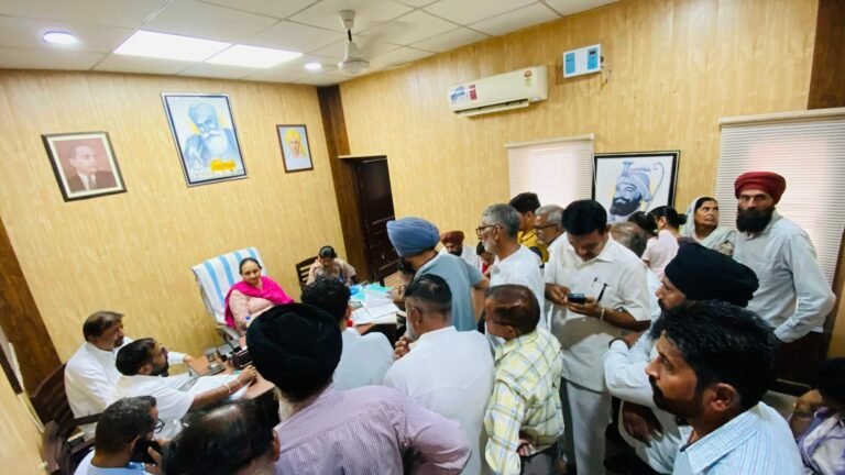 ਵਿਧਾਇਕਾ ਸੰਤੋਸ਼ ਕਟਾਰੀਆ ਨੇ ਕੀਤੇ ਸੰਗਤ ਦਰਸ਼ਨ, ਲੋਕਾਂ ਦੀਆਂ ਸਮੱਸਿਆਵਾਂ ਸੁਣ ਕੇ ਅਧਕਾਰੀਆਂ ਨੂੰ ਦਿਤੇ ਮੌਕੇ ਤੇ ਨਿਰਦੇਸ਼