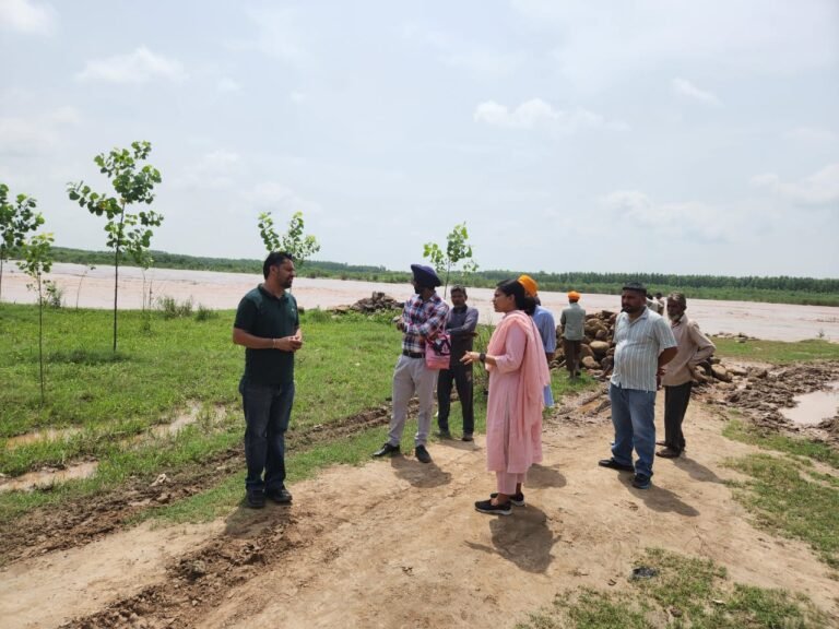 ਐਸ.ਡੀ.ਐਮ ਕ੍ਰਿਤਿਕਾ ਗੋਇਲ ਨੇ ਸਤਲੁਜ ਦਰਿਆ ਨਾਲ ਲੱਗਦੇ ਪਿੰਡਾਂ ਦਾ ਦੌਰਾ ਕਰਕੇ ਧੁਸੀ ਬੰਨ੍ਹਾਂ ਦਾ ਲਿਆ ਜਾਇਜਾ