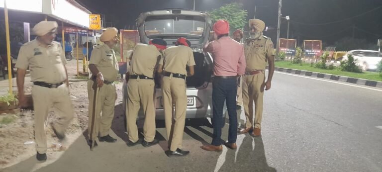 15 ਅਗਸਤ ਨੂੰ  ਲੈ ਕੇ  ਹਾਈਟੈੱਕ ਨਾਕੇ ਆਸਰੋਂ ਵਿਖੇ ਪੁਲਿਸ ਵੱਲੋਂ ਵਾਹਨਾਂ ਦੀ ਬਾਰੀਕੀ ਨਾਲ ਕੀਤੀ ਜਾ ਰਹੀ ਚੈਕਿੰਗ