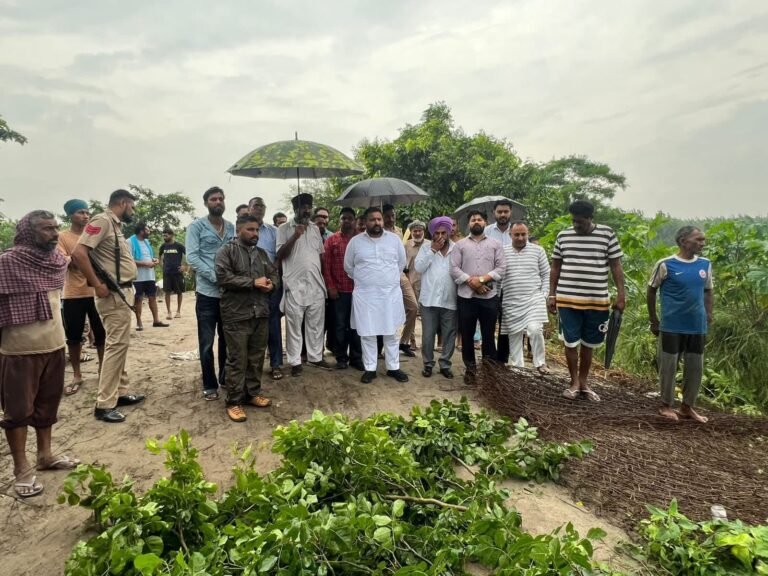 ਯੂਥ ਆਗੂ ਕਰਨਵੀਰ ਕਟਾਰੀਆ ਨੇ ਅਧਿਕਾਰੀਆਂ ਨਾਲ  ਦਰਿਆ ਦੇ ਬੰਨ੍ਹਾਂ ਦਾ ਦੌਰਾ ਕੀਤਾ 