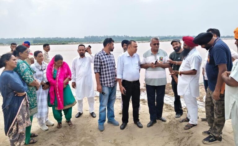 ਸਤਨਾਮ ਜਲਾਲਪੁਰ,ਬੱਲੂ ਪਾਠਕ ਤੇ ਆਪ ਜਿਲ੍ਹਾ ਟੀਮ ਨੇ ਸਤਲੁਜ ਦੇ ਧੁੱਸੀ ਬੰਨ੍ਹ ਦਾ ਲਿਆ ਜਾਇਜ਼ਾ…