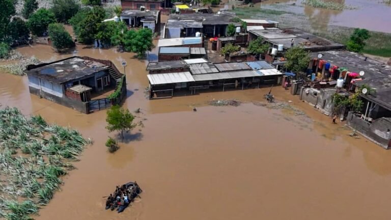 ਲਗਾਤਾਰ ਪੰਜਾਬ, ਹਿਮਾਚਲ ਤੇ ਜੰਮੂ ਵਿਚ ਪੈ ਰਹੇ ਮੀਹ ਕਾਰਣ ਡੈਮ ਭਰੇ, ਇਕ ਡੈਮ ਦੇ ਫਲੱਡ ਗੇਟ ਟੁੱਟਣ ਨਾਲ ਪੰਜਾਬ ਦੇ ਕਈ ਹੋਰ ਇਲਾਕਿਆਂ ਵਿਚ ਵੀ ਆਇਆ ਹੜ੍ਹ