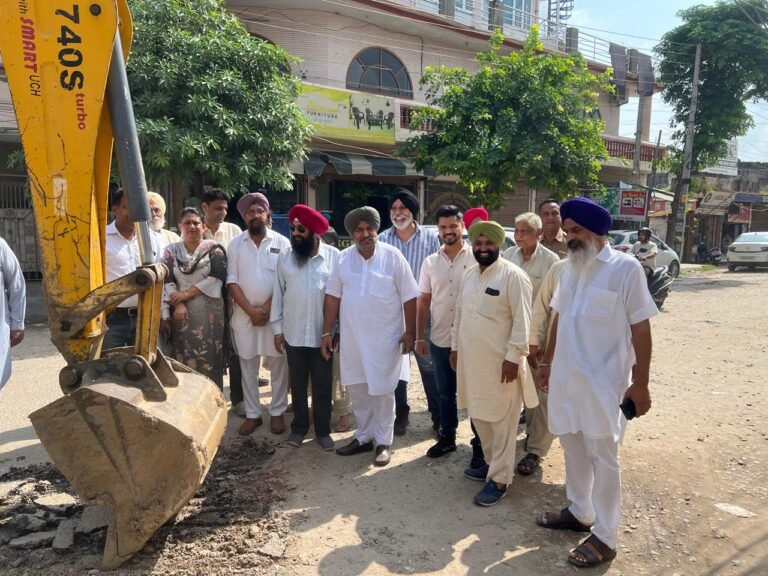 ਸੜਕ ਦਾ ਕੰਮ ਸ਼ੁਰੂ ਕਰਵਾਇਆ ਗਿਆ।