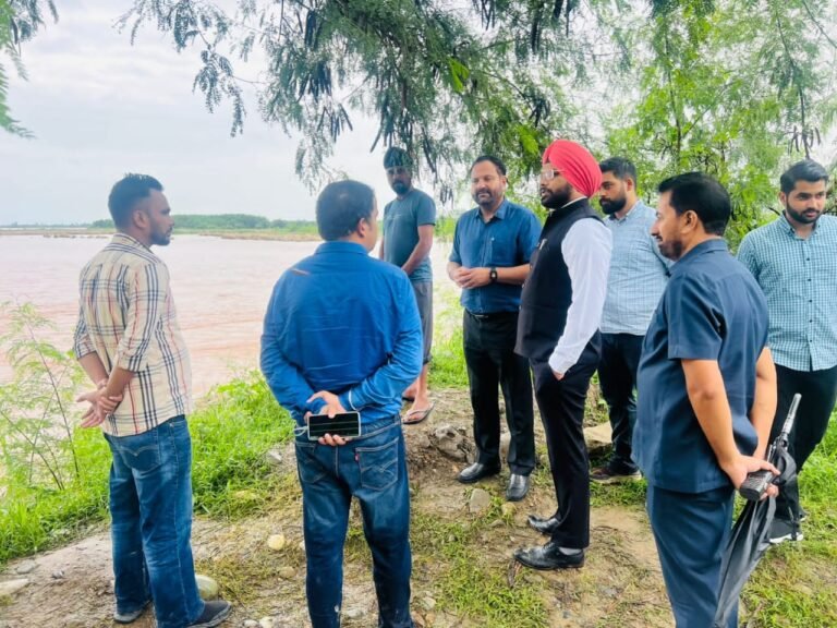 ਡਿਪਟੀ ਕਮਿਸ਼ਨਰ ਵਲੋਂ ਤਲਵੰਡੀ ਸੀਬੂ, ਤਾਜੋਵਾਲ ਅਤੇ ਪੰਦਰਾਵਲ ਵਿਖੇ ਧੁੱਸੀ ਬੰਨ੍ਹ ਦਾ ਦੌਰਾ 