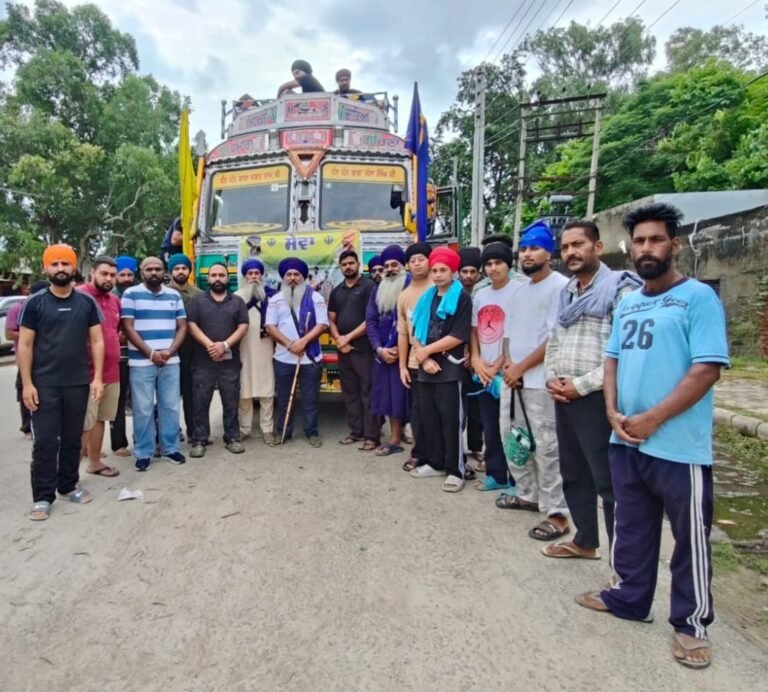 ਡੇਰਾ ਬਾਬਾ ਨਾਨਕ ਲਈ ਬਲਾਚੌਰ ਤੋਂ ਹੜ੍ਹ ਪੀੜਤਾਂ ਦੀ ਮਦਦ ਲਈ ਸਮੱਗਰੀ ਵਾਲਾ ਟਰੱਕ ਰਵਾਨਾ 