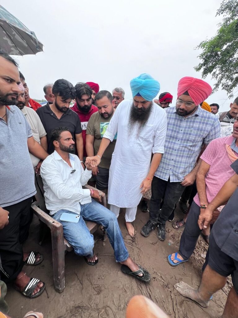 ਮੈਂਬਰ ਪਾਰਲੀਮੈਂਟ ਮਾਲਵਿੰਦਰ ਸਿੰਘ ਕੰਗ ਨੇ ਰਾਹਤ ਕਾਰਜਾਂ ਦੌਰਾਨ ਜਖਮੀ ਹੋਏ ਨੌਜਵਾਨ ਦਾ ਹਾਲ ਜਾਣਿਆ 