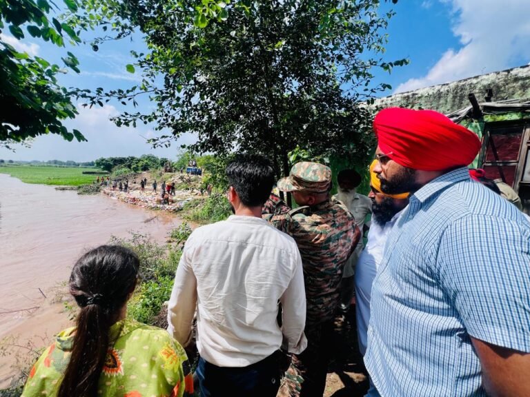 ਡਿਪਟੀ ਕਮਿਸ਼ਨਰ ਨੇ ਤਲਵੰਡੀ ਸ਼ੀਬੂ ਵਿਖੇ ਸਤਲੁਜ ਦਰਿਆ ਦੇ ਬੰਨ੍ਹ ਦਾ ਲਿਆ ਜਾਇਜ਼ਾ