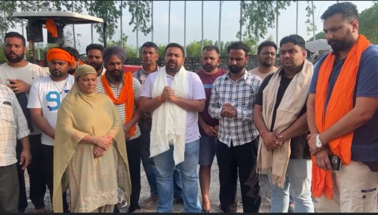 ਬੇਲਾ ਤਾਜੋਵਾਲ ਬੰਨ੍ਹ ਦੀ ਮਜ਼ਬੂਤੀ ਲਈ ਕੀਤੀ ਸੇਵਾ ਲਈ ਪਿੰਡ ਵਾਸੀਆਂ ਨੇ ਕੀਤਾ ਕਰਨਵੀਰ ਕਟਾਰੀਆ ਨੂੰ ਸਨਮਾਨਿਤ… 