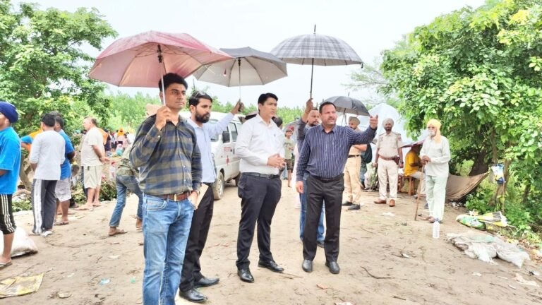 ਨਾਨੋਵਾਲ ਬੇਟ ਦੇ ਸਾਬਕਾ ਸਰਪੰਚ ਵਿਜੈ ਰਾਣਾ ਨੇ ਧੁੱਸੀ ਬੰਨ੍ਹ ਦੀ ਮਜ਼ਬੂਤੀ ਲਈ ਕੀਤੀ ਜ਼ਿਲਾ ਪ੍ਰਸ਼ਾਸਨ ਨਾਲ ਗੱਲਬਾਤ – ਲੋਕਾਂ ਦੀ ਜਾਨ ਮਾਲ ਦੀ ਰਾਖੀ ਅਤੇ ਬੰਨ੍ਹ ਦੀ ਮਜ਼ਬੂਤੀ ਲਈ ਪ੍ਰਸ਼ਾਸਨ ਦਾ ਡੱਟ ਕੇ ਸਾਥ ਦੇਵਾਂਗੇ -ਸਮਾਜਸੇਵੀ ਵਿਜੈ ਰਾਣਾ,