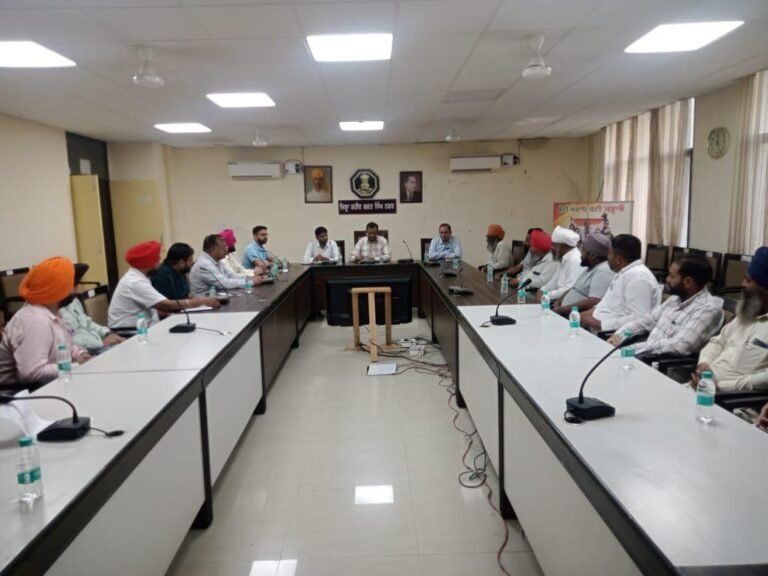 ਜਿਲ੍ਹਾ ਪ੍ਰਸ਼ਾਸਨ ਵੱਲੋਂ ਕੰਬਾਇਨ ਮਾਲਕਾਂ ਨੂੰ ਸਵੇਰੇ 10 ਵਜੇ ਤੋਂ ਸ਼ਾਮ 6 ਵਜੇ ਤੱਕ ਹੀ ਕਟਾਈ ਕਰਨ ਦੀ ਅਪੀਲ