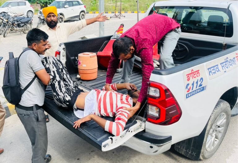 ਤੇਜ਼ ਰਫਤਾਰ ਮੋਟਰਸਾਈਕਲ ਸਵਾਰ ਨੇ ਟੋਲ ਪਲਾਜ਼ਾ ਕਰਮਚਾਰੀ ਮਾਰੀਂ ਟੱਕਰ, ਟੱਕਰ ‘ਚ 2 ਵਿਅਕਤੀ ਗੰਭੀਰ ਜਖਮੀ 