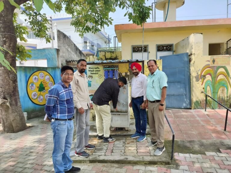 ਮਿੰਨੀ ਪੀ ਐੱਚ ਸੀ ਸਾਹਿਬਾ ਅਧੀਨ ਵੱਖ ਵੱਖ ਸਕੂਲਾਂ ਚੋਂ ਪੀਣ ਵਾਲੇ ਪਾਣੀ ਦੇ ਸੈਪਲ ਲਏ ਗਏ