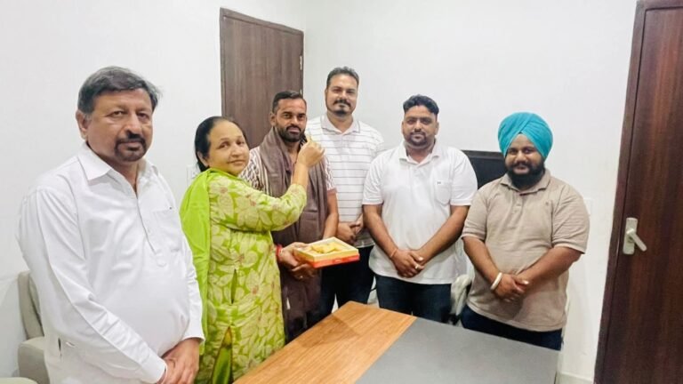 ਸੰਤੋਸ਼ ਕਟਾਰੀਆ ਨੇ ਕੁਲਦੀਪ ਸਿੰਘ ਨੂੰ ਐਸ ਸੀ ਵਿੰਗ ਦਾ ਪ੍ਰਧਾਨ ਲੱਗਣ ਤੇ ਦਿੱਤੀਆਂ ਮੁਬਾਰਕਾਂ 