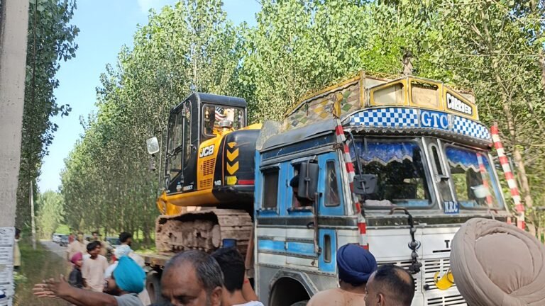 ਰੋਪੜ੍ਹ ਪ੍ਰਸ਼ਾਸਨ ਵਲੋਂ ਦਰਿਆ ਦੇ ਪਾਣੀ ਦੀ ਨਿਕਾਸੀ ਲਈ ਪੋਕਲੇਨ ਮਸ਼ੀਨਾਂ ਭੇਜੀਆਂ