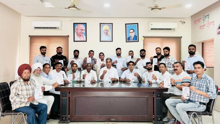 ਵੋਟ ਚੋਰ ਗੱਦੀ ਛੋੜ ਹਸਤਾਖਰ ਮੁਹਿੰਮ ਦੀ ਬਲਾਚੌਰ ਵਿਖੇ ਹੋਈ ਸ਼ੁਰੂਆਤ- ਅਜੇ ਮੰਗੂਪੁਰ ਜ਼ਿਲ੍ਹਾ ਪ੍ਰਧਾਨ 