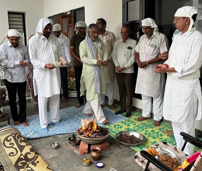 ਸਾਬਕਾ ਵਿਧਾਇਕ ਰਾਮ ਕ੍ਰਿਸ਼ਨ ਕਟਾਰੀਆ ਦੀ ਬਰਸੀ ਤੇ ਅਸ਼ੋਕ ਕਟਾਰੀਆ ਤੇ ਸੰਤੋਸ਼ ਕਟਾਰੀਆ ਨੇ ਭੇਂਟ ਕੀਤੇ ਸ਼ਰਧਾ ਦੇ  ਫੁੱਲ… 