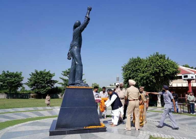 ਸ਼ਹੀਦਾਂ ਦੀਆਂ ਕੁਰਬਾਨੀਆਂ ਸਦਕਾ ਅਸੀਂ ਆਜ਼ਾਦੀ ਦਾ ਨਿੱਘ ਮਾਣ ਰਹੇ ਹਾਂ : ਰਾਜਪਾਲ ਗੁਲਾਬ ਚੰਦ ਕਟਾਰੀਆ 