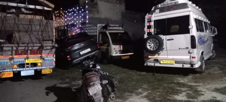 ਆਸਰੋਂ ਪੁਲਿਸ ਨੇ ਅਖਬਾਰਾਂ ਲੈ ਕੇ ਜਾ ਰਹੀ ਗੱਡੀ ਨੂੰ ਚੈਕਿੰਗ ਲਈ ਲੰਬਾ ਸਮਾਂ ਰੋਕਿਆ 